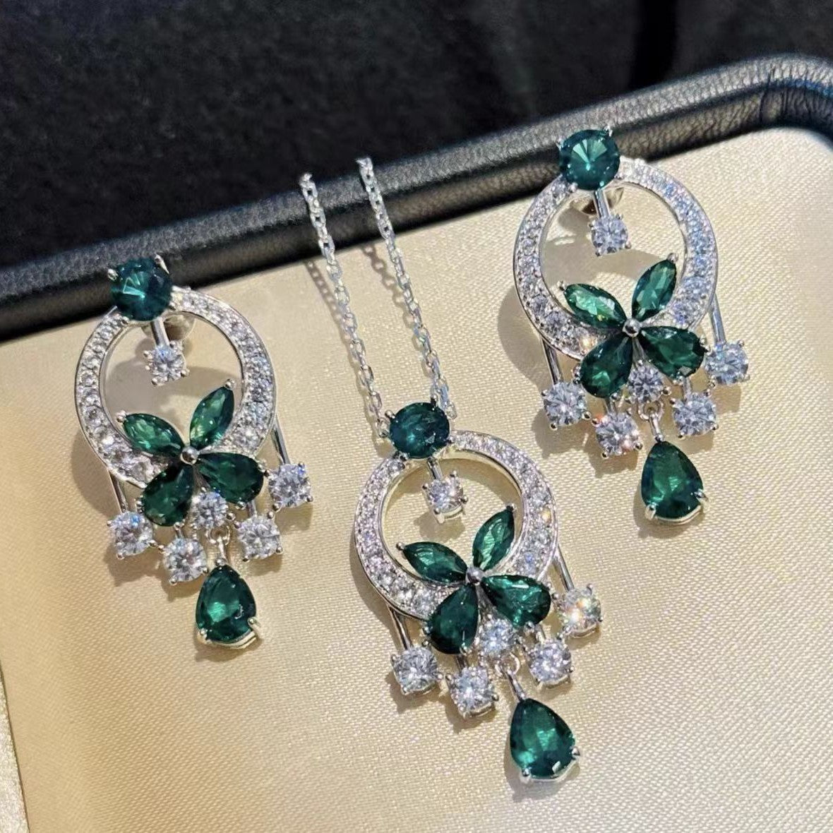 Damen Ohrringe mit funkelndem Edelstein und kunstvollem Blumenmotiv Shop Nory