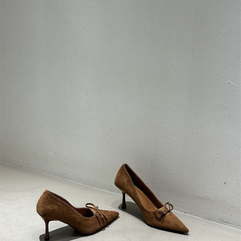 Damen Spitz zulaufende Wildleder‑Pumps mit skulpturiertem Kittenabsatz und Zierknoten Shop Nory