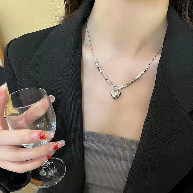 Damen Halskette mit herzförmigem Anhänger und eleganten Perlenakzenten Shop Nory