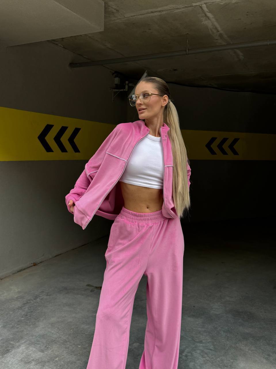 Damen sportive Oversize-Fleecejacke mit diagonaler Reißverschluss-Optik und weit geschnittener High-Waist-Jogginghose Shop Nory