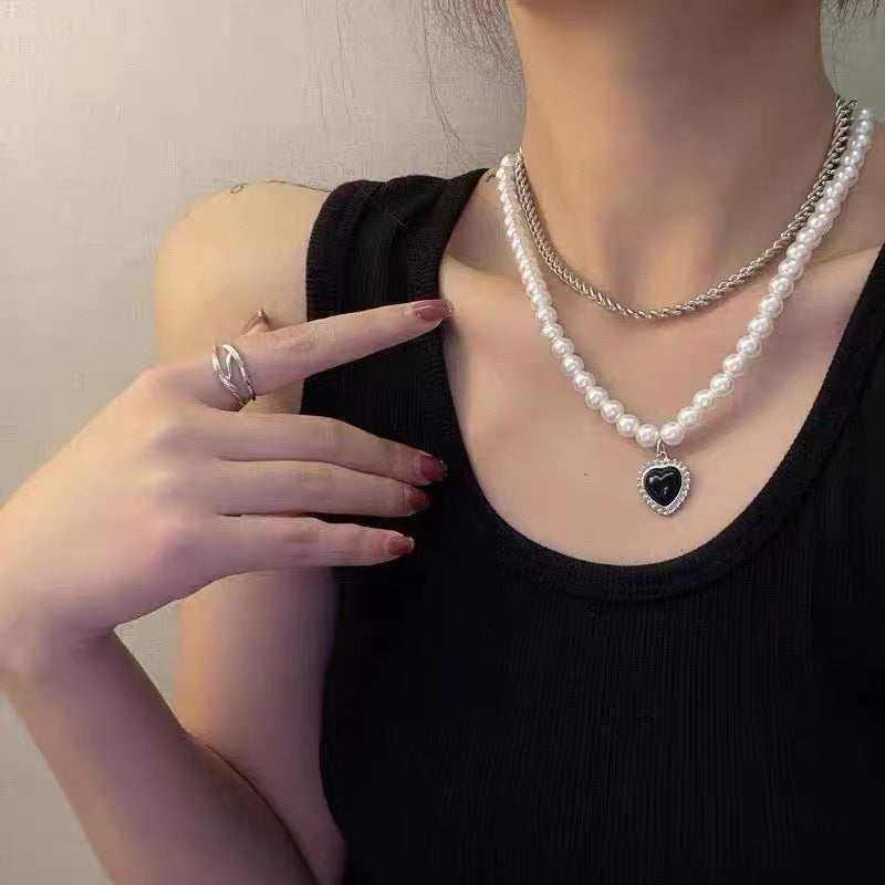 Damen Halskette mit glamourösem Herzanhänger und eleganten Perlendetails Shop Nory