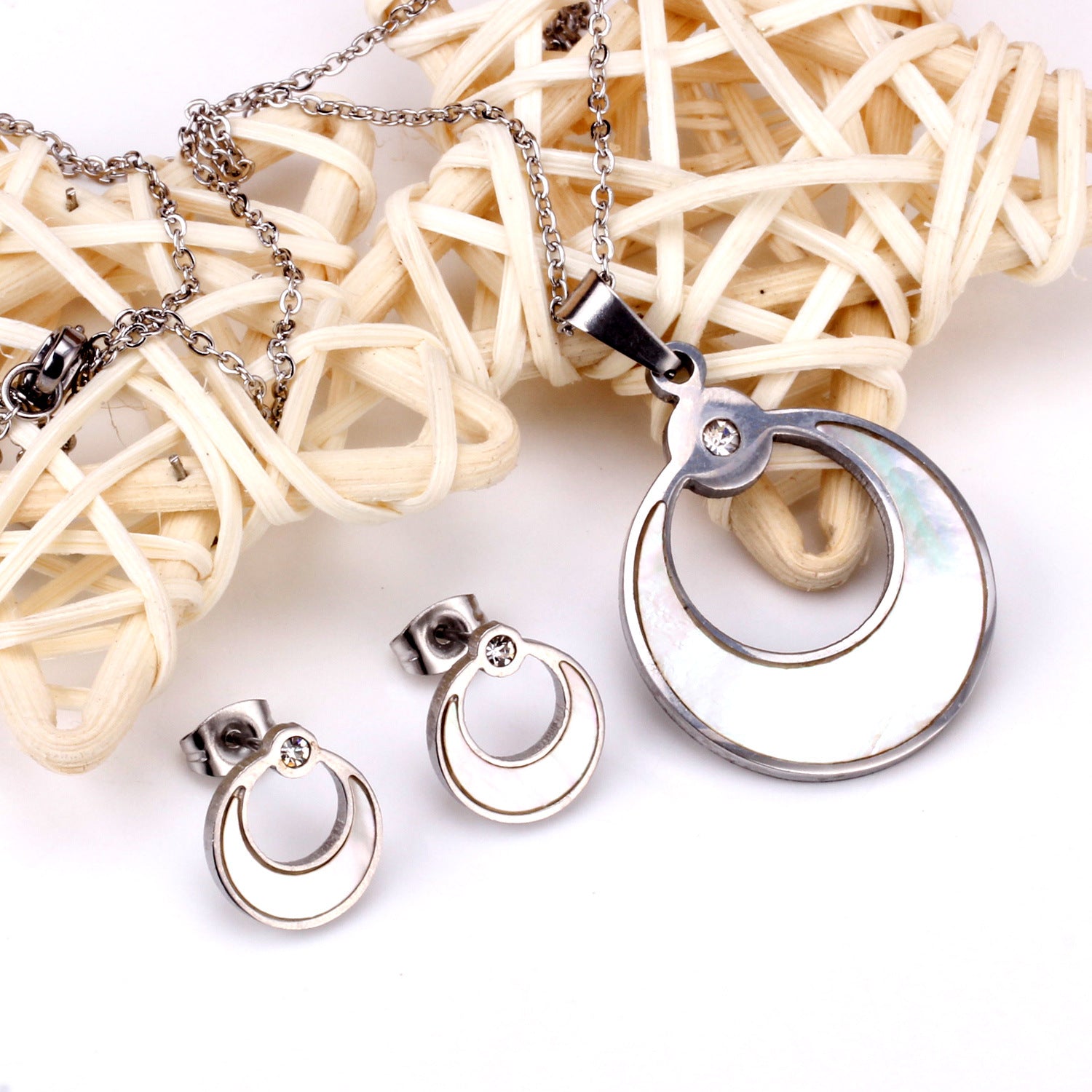 Damen Schmuckset mit eleganten Anhängern aus antiallergischem Edelstahl und funkelnden Zirkonia Shop Nory