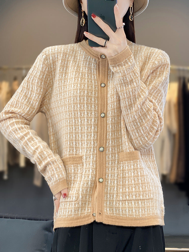Damen Strickcardigan im Bouclé‑Gittermuster mit Rundhals, Schmuckknopfleiste und aufgesetzten Taschen Shop Nory