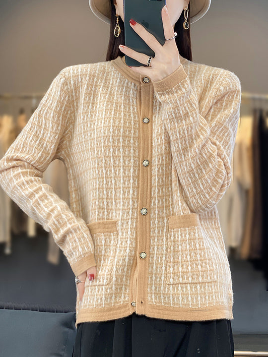 Damen Strickcardigan im Bouclé‑Gittermuster mit Rundhals, Schmuckknopfleiste und aufgesetzten Taschen Shop Nory