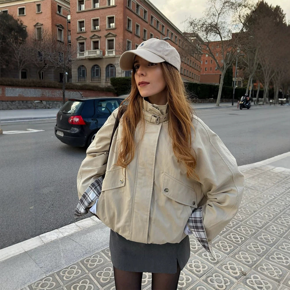 Damen Kurzjacke im Bomberstil mit Stehkragen, Kinnriemen und kariertem Ärmelfutter Shop Nory