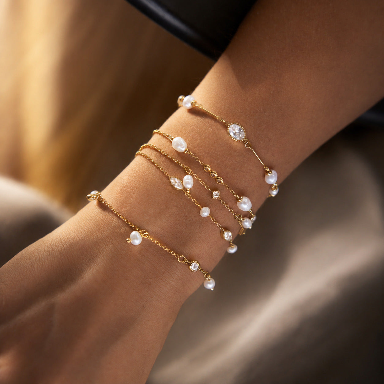 Damen Armband mit glänzenden Zirkonia und eleganten Perlendetails Shop Nory