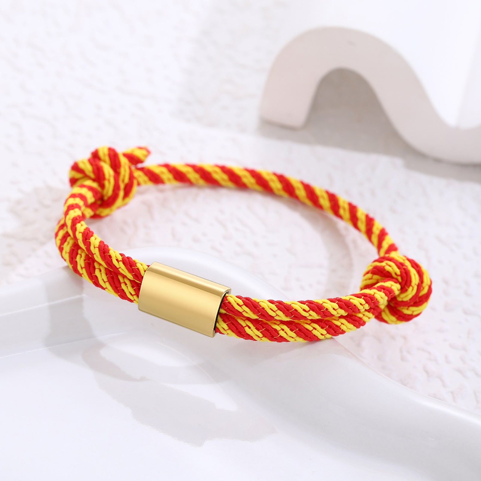 Damen geflochtenes Armband mit goldfarbener Akzentverschlusseinheit Shop Nory