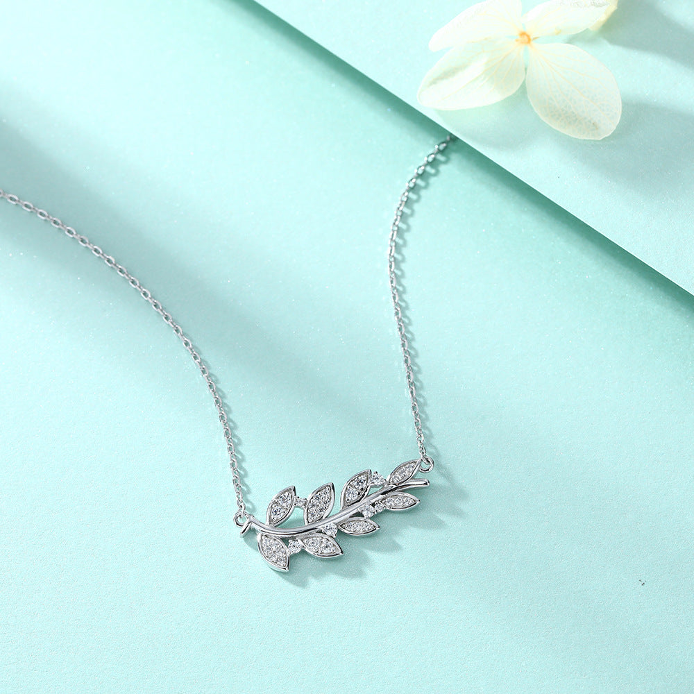 Damen Halskette mit elegantem Blattdesign und funkelnden Zirkonia Shop Nory