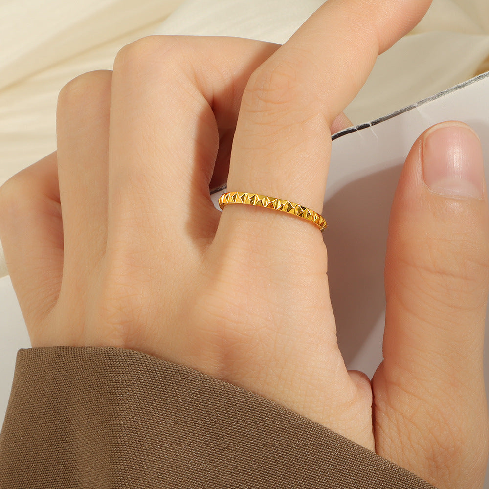 Damen modischer Ring mit gewölbtem, facettiertem Design Shop Nory