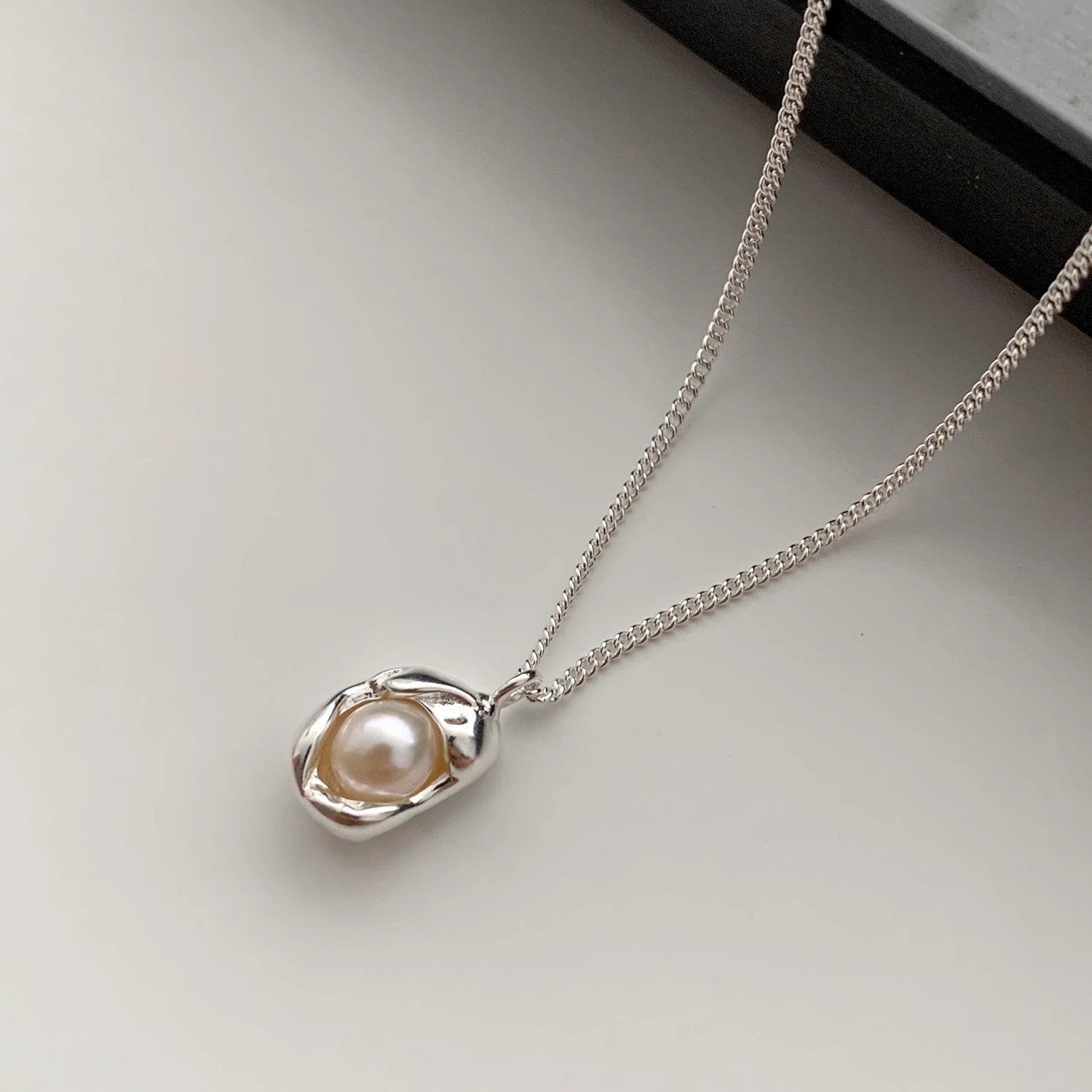 Damen Halskette mit hochwertigem Perlenanhänger und modernem Silberdesign Shop Nory