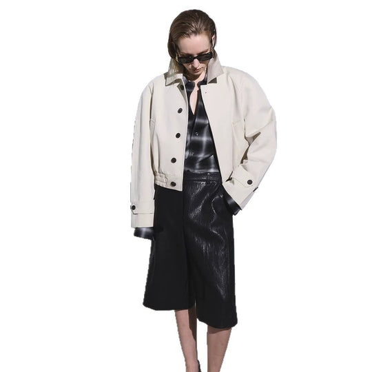 Damen Kurzer Boxy-Blouson mit elastischem Saum und markanten Knopfdetails Shop Nory