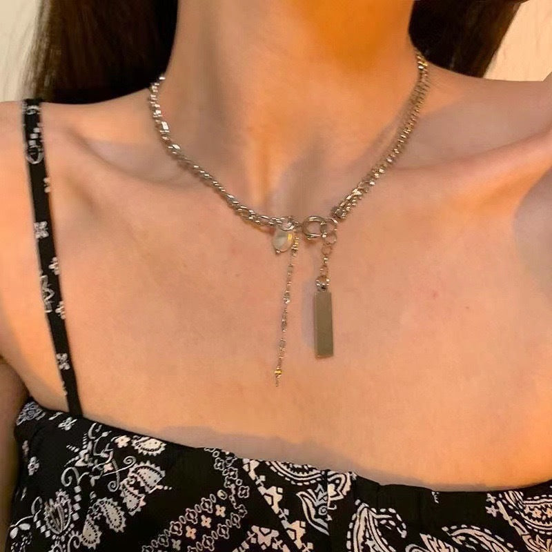 Damen Halskette mit filigranem Kettenmuster und eleganten Anhängern Shop Nory