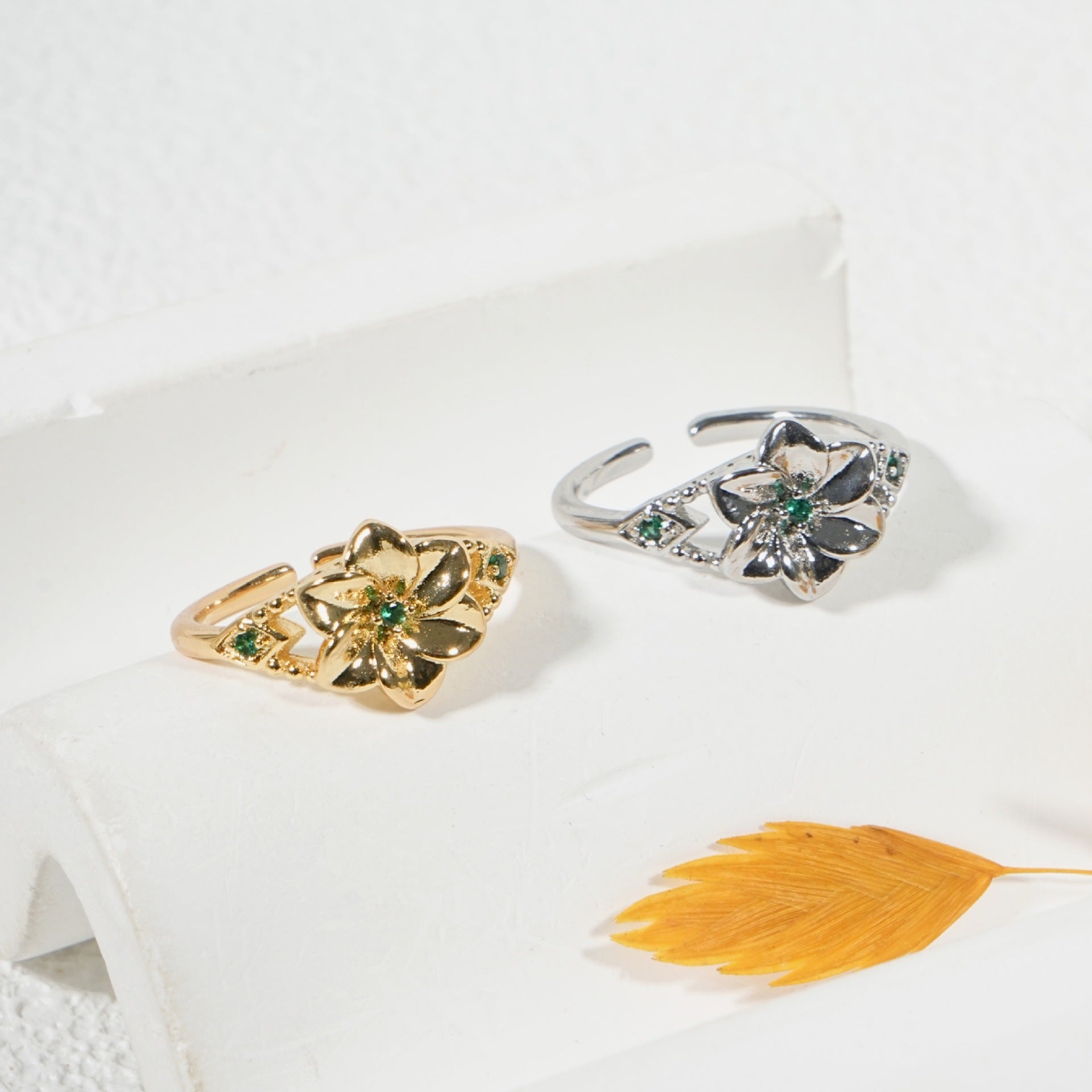 Damenring mit floralem Design und funkelndem Strass Shop Nory