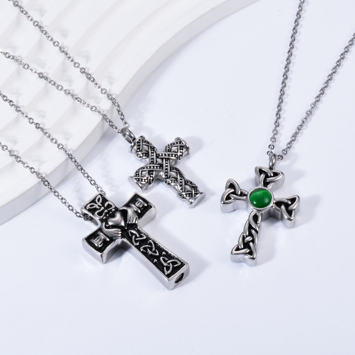 Damen Kreuzanhänger mit detailliertem keltischen Design und robustem Edelstahl Shop Nory