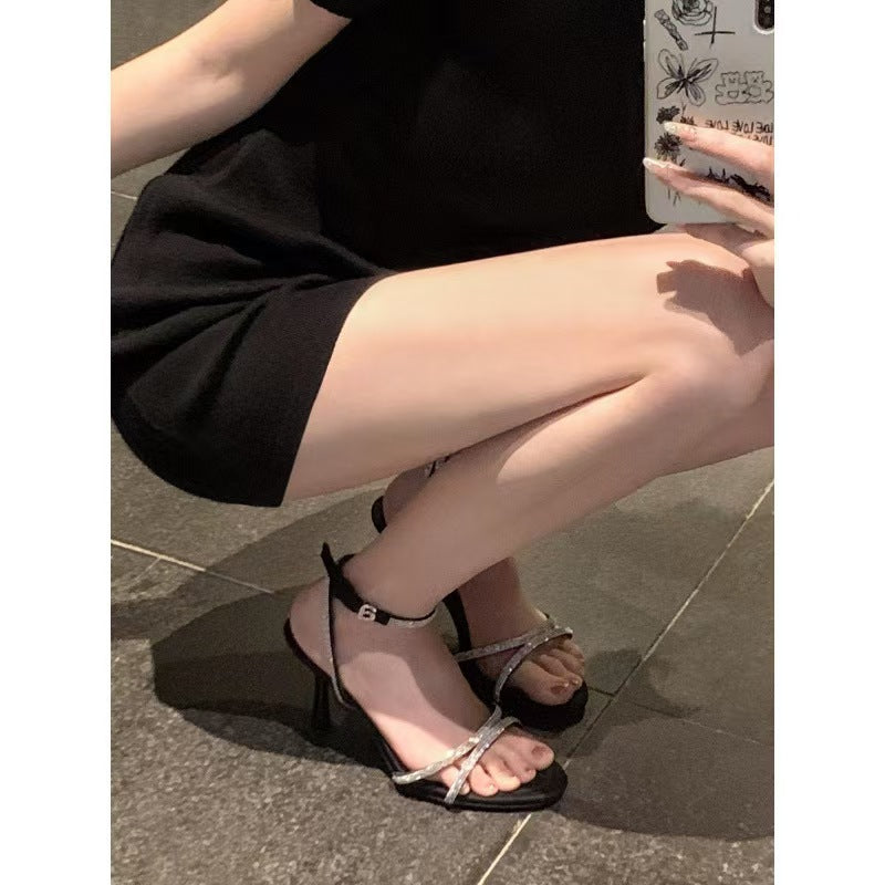 Damen Glitzernde Riemchen‑Stiletto‑Sandalette mit Knöchelriemen und filigranen Strassbesätzen Shop Nory