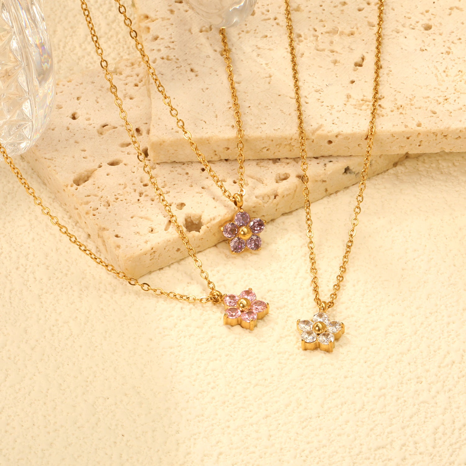 Damen Halskette mit hochwertigem Blumenanhänger und funkelnden Kristallen Shop Nory