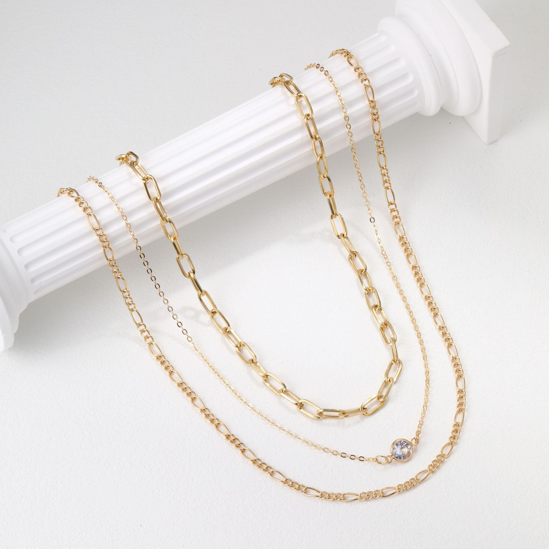 Damen mehrlagige Halskette mit funkelndem Anhänger und eleganten Gliederdesigns Shop Nory