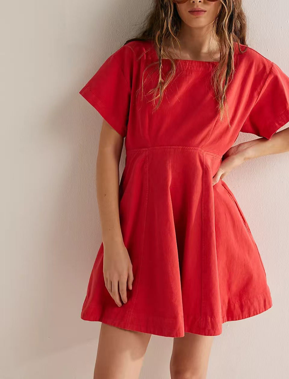 Freizeitkleid mit quadratischem Ausschnitt und Knöpfen