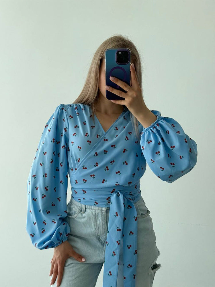 Damen Wickelbluse mit Kirschen-Print, weitem Puffärmel & Bindegürtel Shop Nory