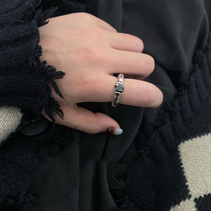 Damenring mit elegantem, geschwungenem Design und facettiertem Stein Shop Nory