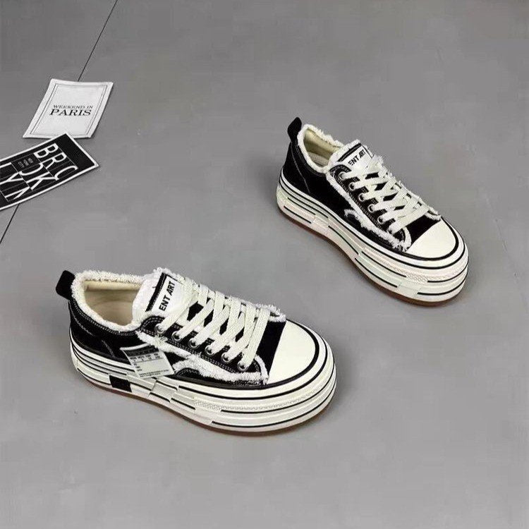 Damen modische Plateausneaker mit ausgefranstem Design und tiefem Profil