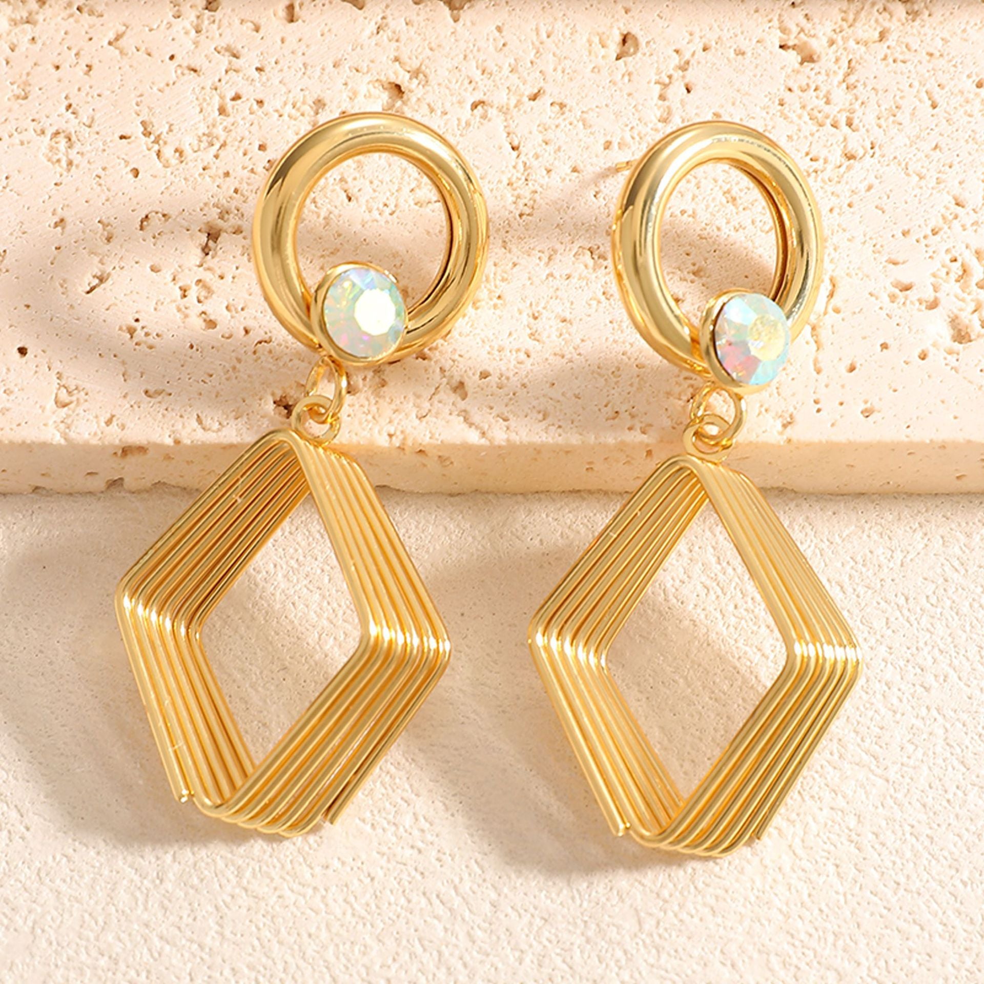 Damen Design Ohrringe mit geometrischem Drahtmotiv Shop Nory