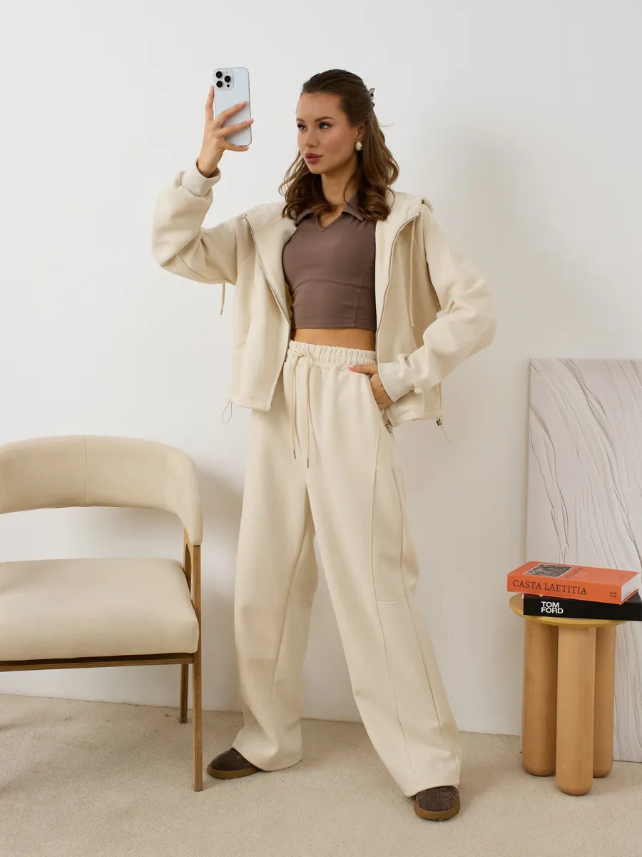 Damen Oversize-Zip-Hoodie mit Kängurutasche und hochgeschnittener Sweathose mit weiter Beinführung Set Shop Nory