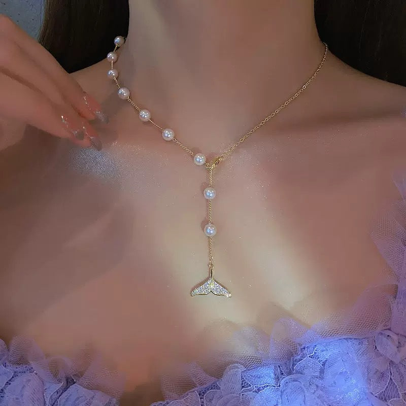 Damen Halskette mit eleganter Delphinflossen-Anhängern und paillettenverzierten Details Shop Nory
