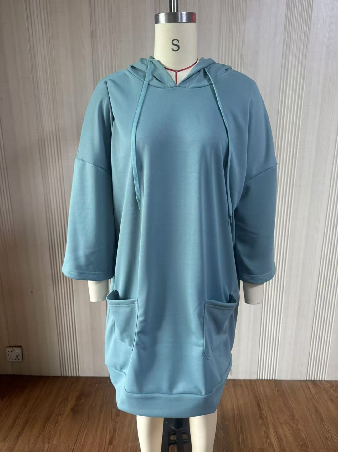 Damen Oversize Hoodie-Kleid mit Kängurutaschen und halblangen Ärmeln Shop Nory