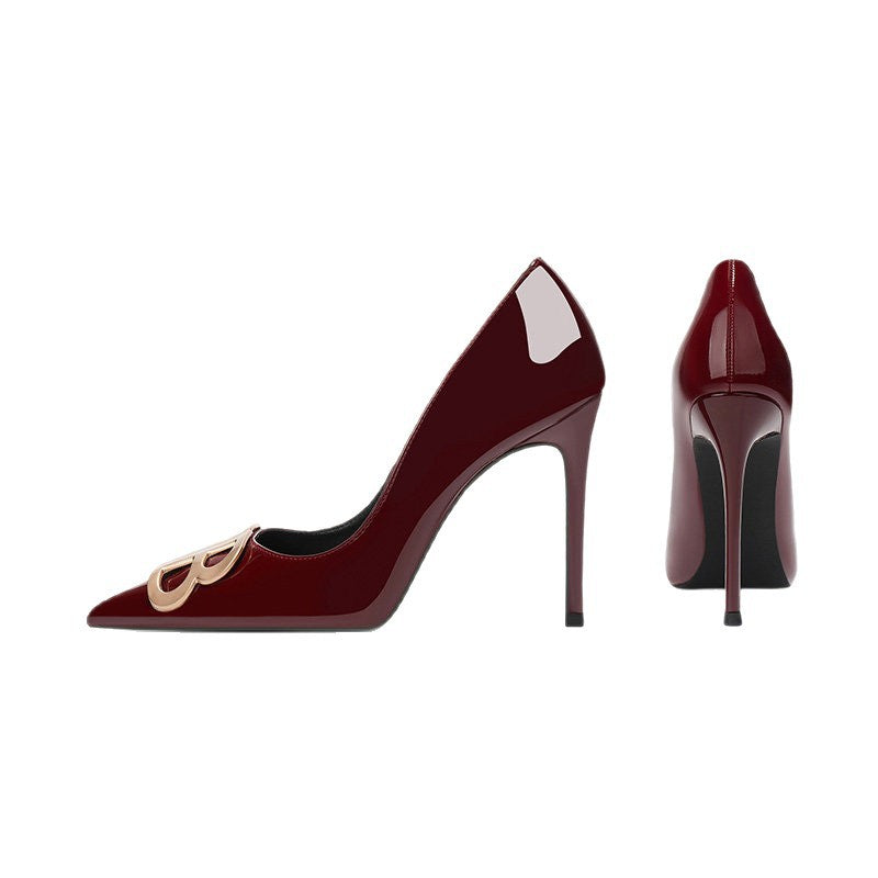 Damen Elegante Lack‑Pumps mit spitzer Zehenpartie, Cut‑Out Ferse und Schmuck‑Schnalle Shop Nory
