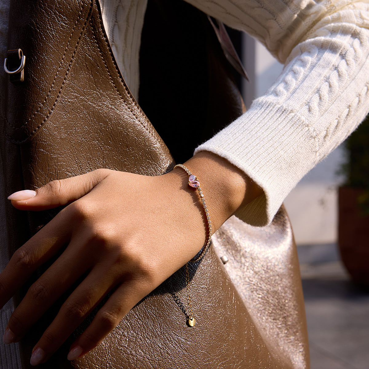 Damen Armband mit funkelnden Zirkonia und herzförmigem Anhänger Shop Nory