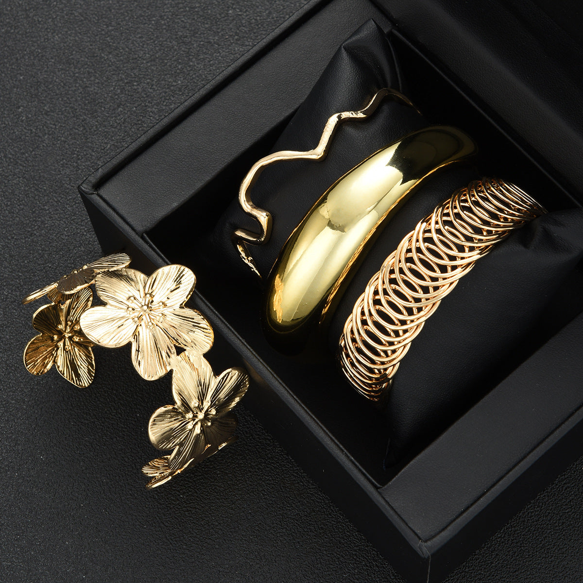 Damen Armreifen-Set mit verschiedenen eleganten Designs und modernen Akzenten Shop Nory