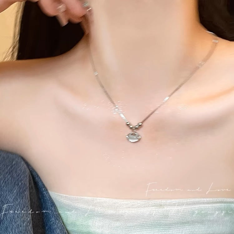 Damen Halskette mit elegantem, ovalem Anhänger und funkelnden Perlendetails Shop Nory