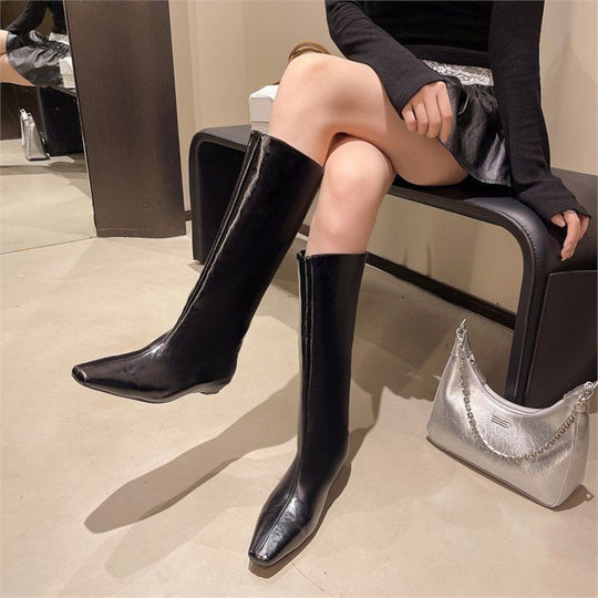 Damen Midi‑Stiefeletten mit spitzer Zehenform, Veloursleder‑Optik und schlankem Keilabsatz Shop Nory