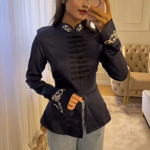 Damen Tailliertes Satin-Jackett mit Mandarinkragen, dekorativen Kordelverschlüssen und bestickten Manschetten Shop Nory