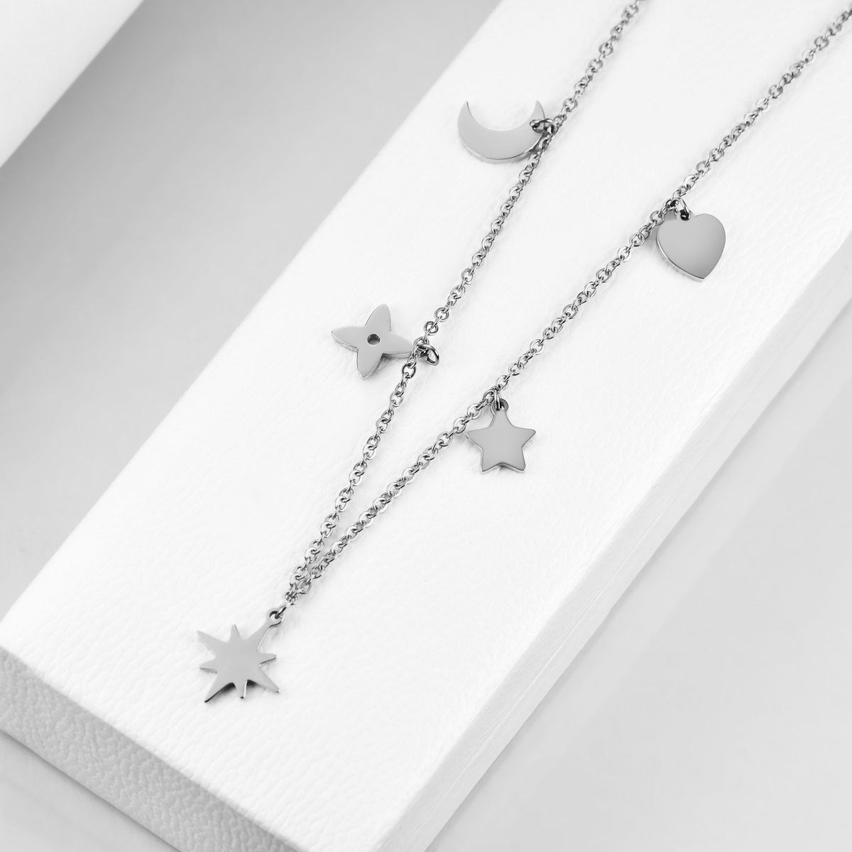 Damen Halskette mit charmanten Anhängern und feiner Gliederkette Shop Nory