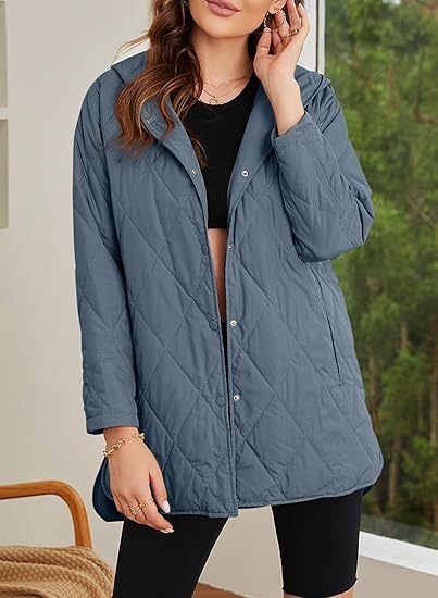 Damen gesteppte Kapuzenjacke mit Druckknopfleiste, seitlichen Schlitzen und mittlerer Länge Shop Nory