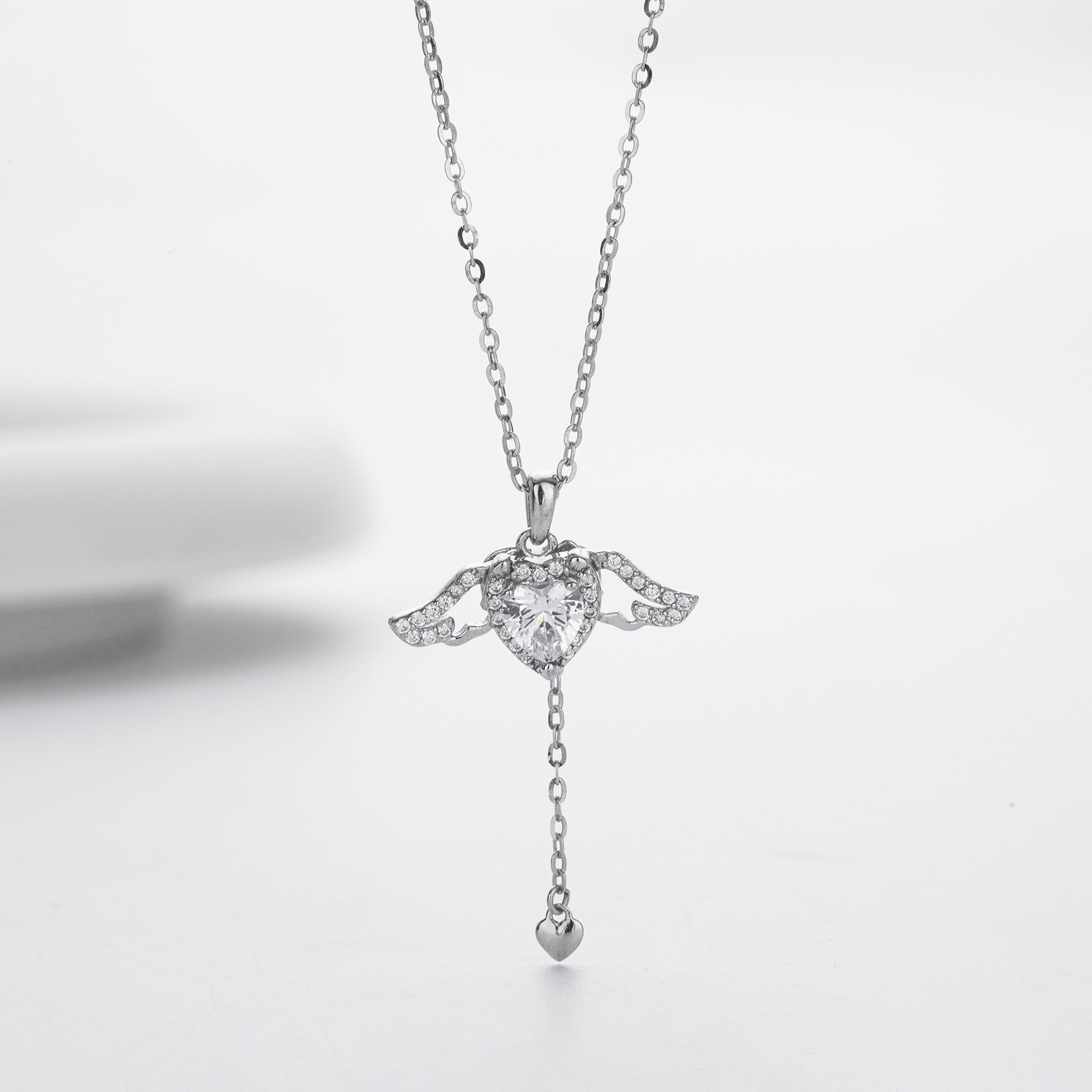 Damen Halskette mit herzförmigem Anhänger und Engelsflügeln Shop Nory