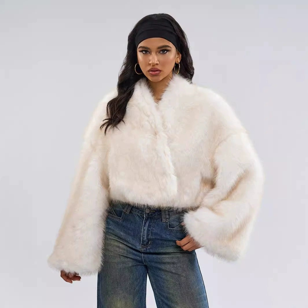 Damen Kurze voluminöse Crop-Faux-Fur-Jacke mit verlängerten Ärmeln Shop Nory