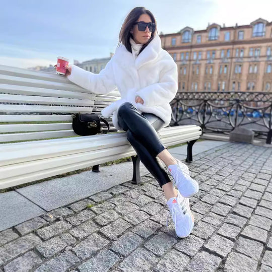 Damen Kurzmantel aus luxuriösem Kunstpelz mit Taillengürtel und hohem Schalkragen Shop Nory