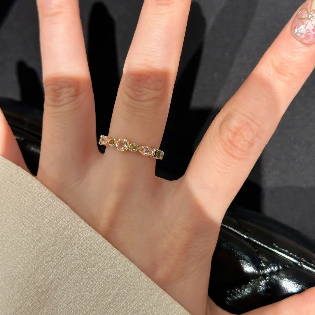Damenring mit funkelnden Zirkonia-Details und romantischem Schleifenmotiv Shop Nory