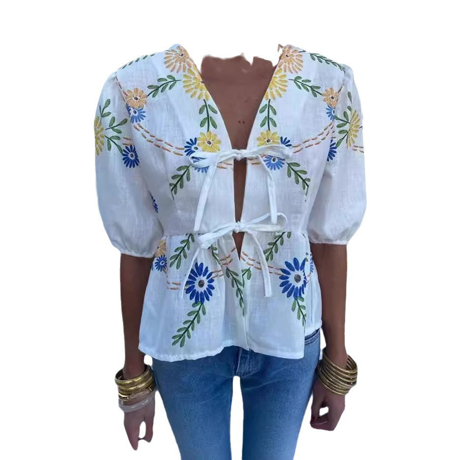 Damen Bluse mit floralen Stickereien und verspieltem Schnitt