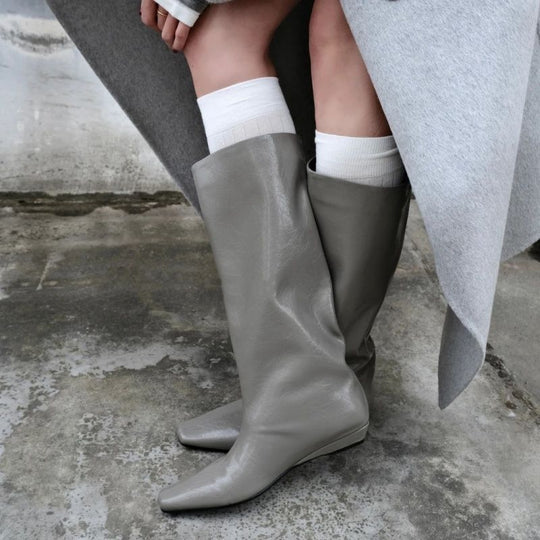 Damen Weiche kniehohe Slouch-Boots mit spitzer Zehenform und ergonomischer Flachsohle Shop Nory