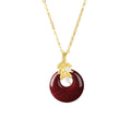 Damen Halskette mit kunstvollem runden Anhänger aus rotem Halbedelstein und goldenen Blätterdetails Shop Nory