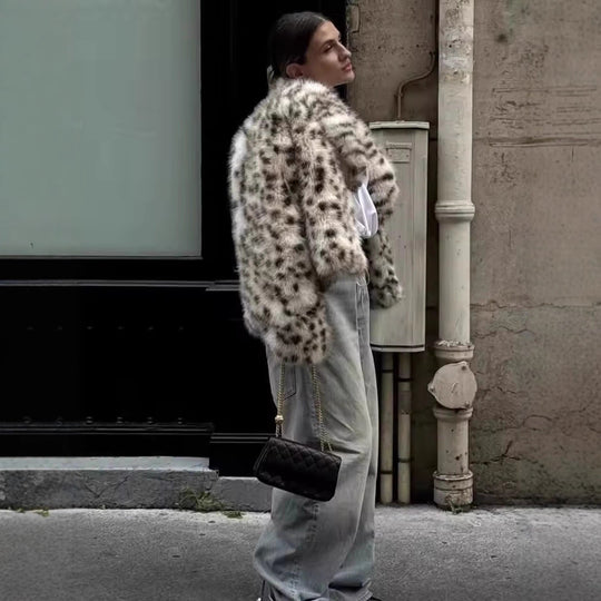 Damen Kurzjacke aus Kunstpelz im Dalmatiner‑Look mit kastiger Silhouette und weitem Schalkragen Shop Nory