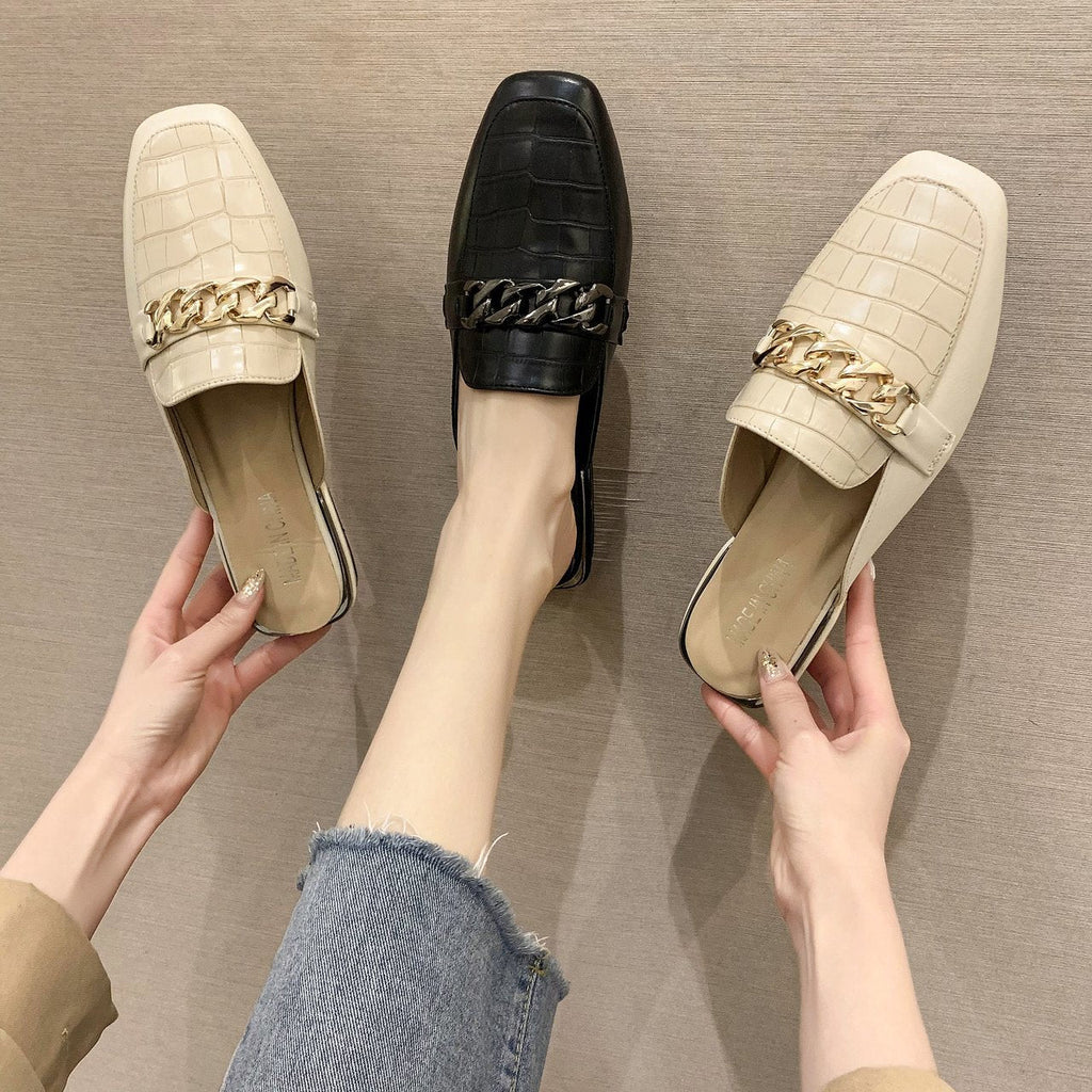Damen Mules mit hochwertiger Kroko-Prägung und modischer Kettenapplikation