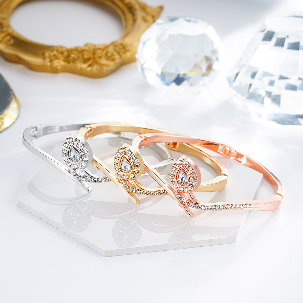 Damen Armreif mit elegantem Tropfenmotiv und funkelnden Zirkonia Shop Nory