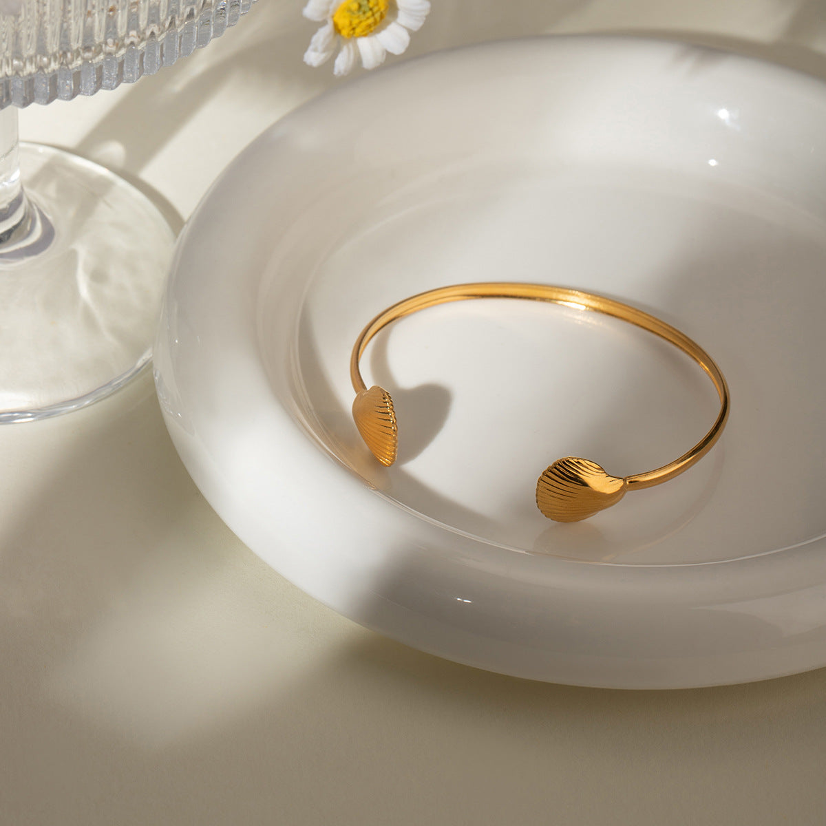 Damen Armreif mit kunstvollem Muschelmuster aus hypoallergenem Edelstahl Shop Nory