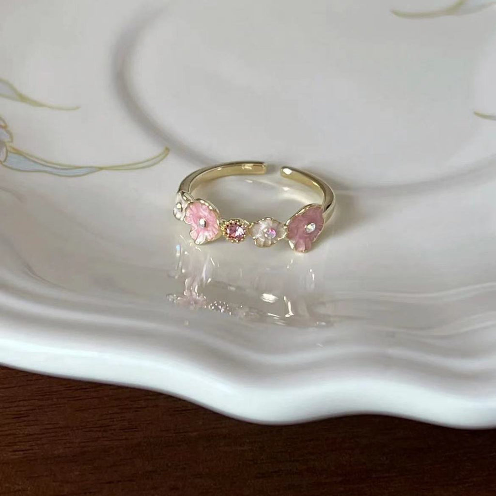 Damenring mit floralem Design und funkelnden Akzenten Shop Nory