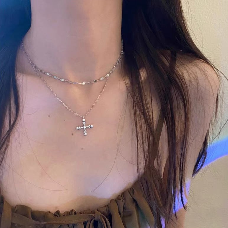 Damen Halskette mit funkelndem Kreuz-Anhänger und stilvollem Design Shop Nory